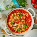 Zawijaski z cukinii z kozim serem, fetą i ricottą na sosie pomidorowym
