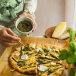 Podpłomyk z pesto z bazylii i pistacji