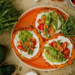 „Tacosy” z marchewki z serkiem, łososiem i groszkiem czepnym